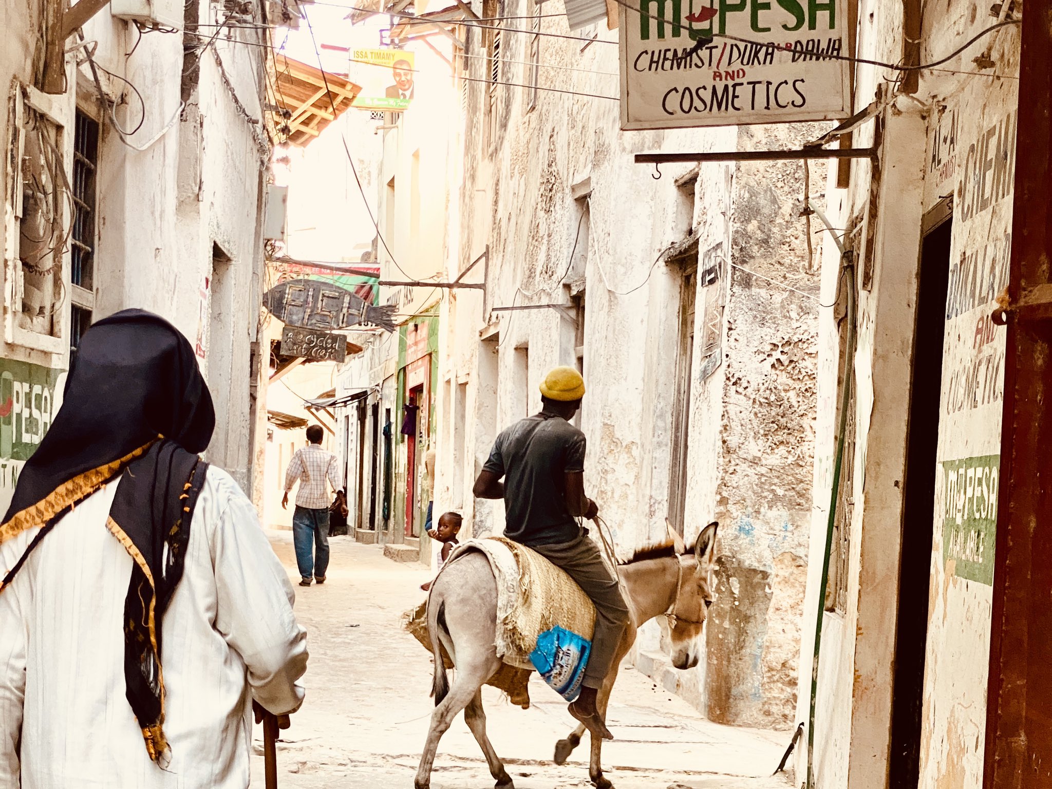 Lamu-Street-on-Sema-Jambo-by-MTM.jp